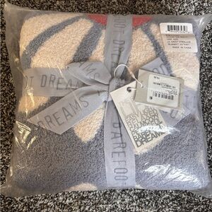 New In Bag: Barefoot Dreams CozyChic Daisy Stroller Blanket